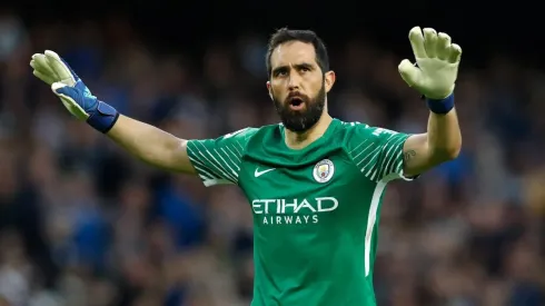 Claudio Bravo está en la incertidumbre sobre si será titular ante Chelsea