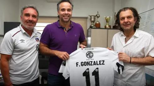 Fernando González recibiendo la camiseta de Colo Colo