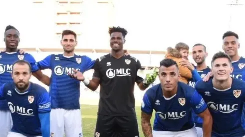 El pobre Razak Brimah solo en la foto por chistoso.