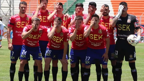 El equipo de Unión ante Cobresal con un gesto solidario con la gente que ha sufrido la mutilación de sus ojos a manos de agentes de Estado.