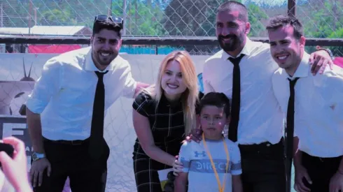 La iniciativa simula una transmisión de fútbol, con relatos, comentarios y entrevistas.