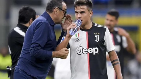 Sarri no puede creer el golazo de Dybala.