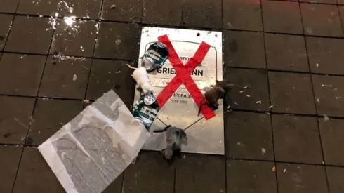 Hinchas del Atlético de Madrid basurean la placa de Griezmann