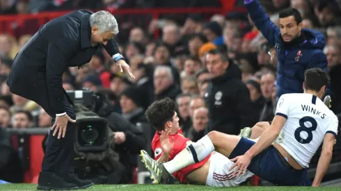 Le dan en la rodilla a Mourinho.