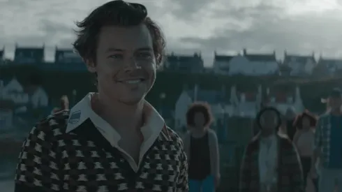 "Adore You": Harry Styles se hace amigo de un pez