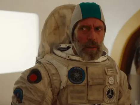 Otro vistazo a la comedia espacial con Hugh Laurie