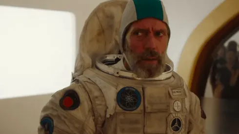 Otro vistazo a la comedia espacial con Hugh Laurie