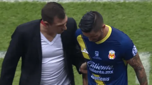 Millar es consolado por Guede.