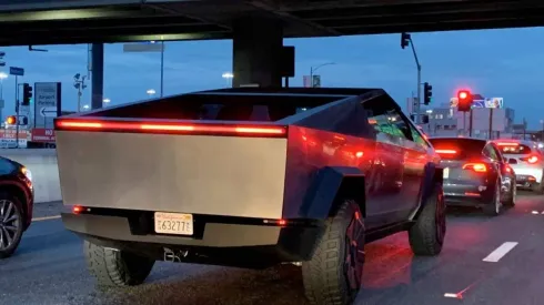 Elon Musk recorrió las calles de Los Angeles en la nueva camioneta eléctrica de Tesla