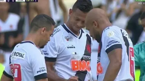 ¡Con un cachipún! Jugadores de Vasco resuelven un tiro libre