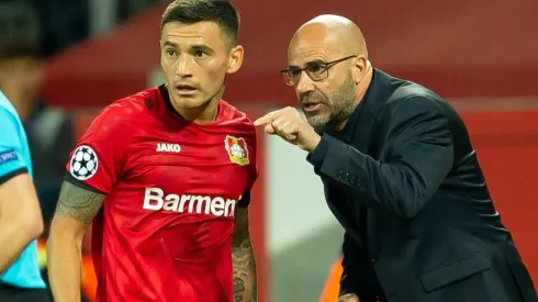 El DT y su regalón.