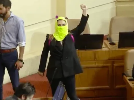 Jiles llega encapuchada al Parlamento