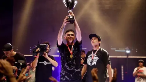 Jokker levanta su trofeo de campeón.