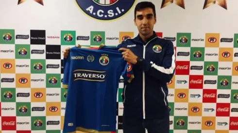 Meneghini con la camiseta azul de Audax Italiano.