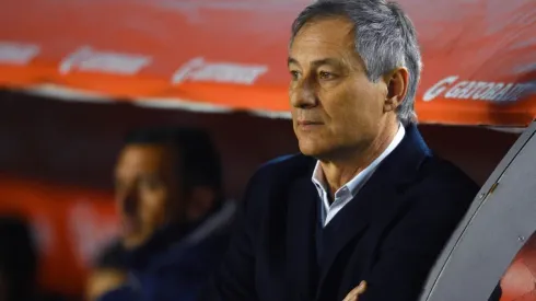 Ariel Holan pensando cómo afrontar la fase de grupos de Copa Libertadores.