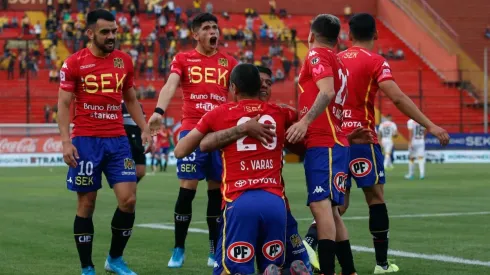Los hispanos celebrando en el Estadio Santa Laura