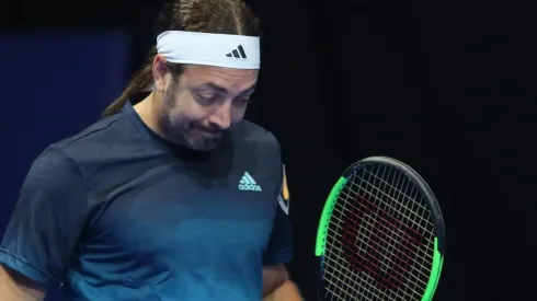 Nicolás Massú jugando un partido de exhibición.