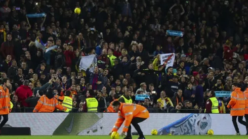 Lluvia de balones en el Camp Nou.