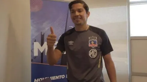 Matías Fernández posa en su regreso a Colo Colo. Aún falta que sea oficial.