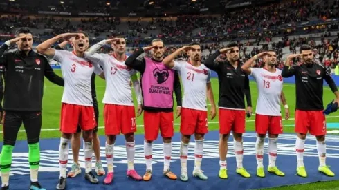 Duro castigo a jugadores turcos por hacer saludos militares