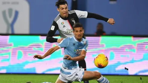 ¿Molesto? Cristiano Ronaldo se saca la medalla de segundo lugar tras caer en la Supercopa de Italia