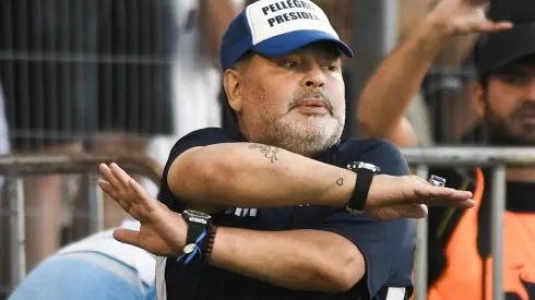 Maradona aconseja a los chicos.