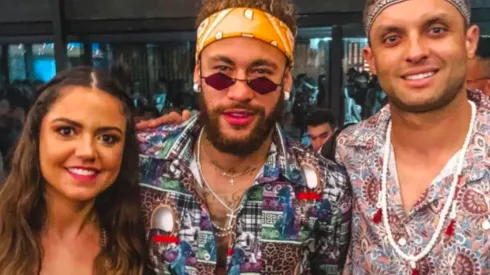 Mientras define su futuro, Neymar se las da de hippie en fiesta de reconocido surfista