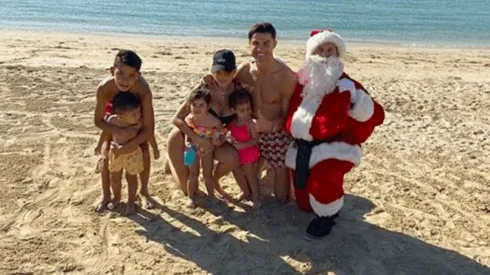 Le cambia el Polo Norte: Cristiano Ronaldo se lleva al viejito pascuero hasta la playa