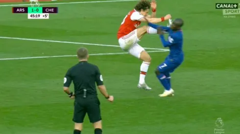 David Luiz se salvó de la tarjeta en esta arriesgada acción contra N'Golo Kanté