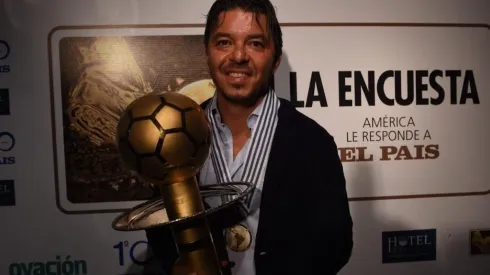 Gallardo con el trofeo de Mejor Técnico de 2019 en el continente.