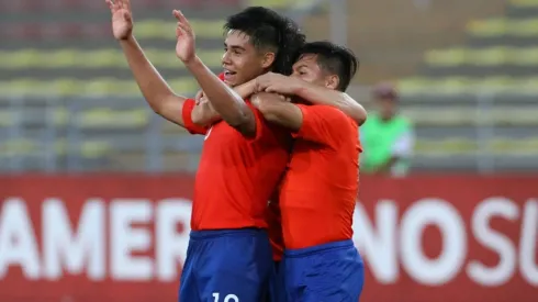 Firma su primer contrato profesional.