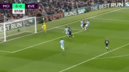 El tapadón de Claudio Bravo a Coleman.