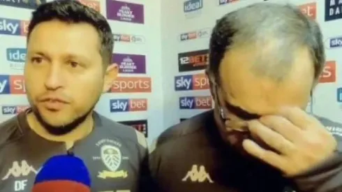 Bielsa corrigiendo en vivo a su traductor.