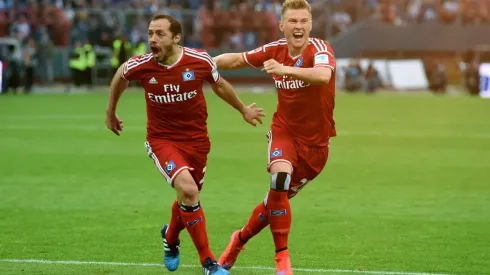 Marcelo Díaz sale disparado tras su golazo en 2015 con Hamburgo.