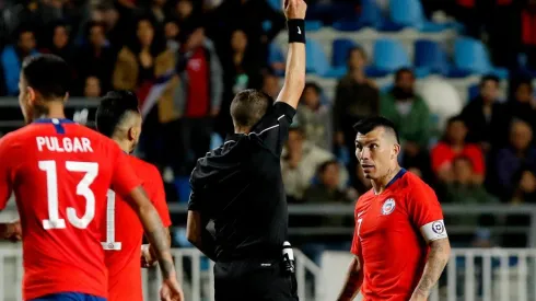 El volante nacional figura en la sexta posición con más tarjetas rojas en el Viejo Continente.