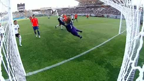 Omar Carabalí responde a su salida de Colo Colo con tremendo tapadón a Esteban Paredes