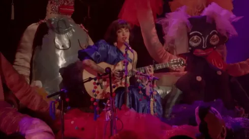 Mon Laferte vuelve a enamorar con "Amor Completo"