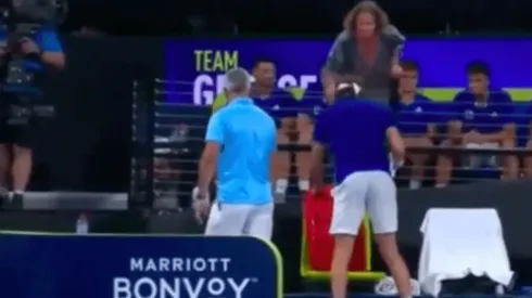 A Stefanos Tsitsipas se le sale la cadena: rompe su raqueta en la ATP Cup y se lleva el reto de su madre