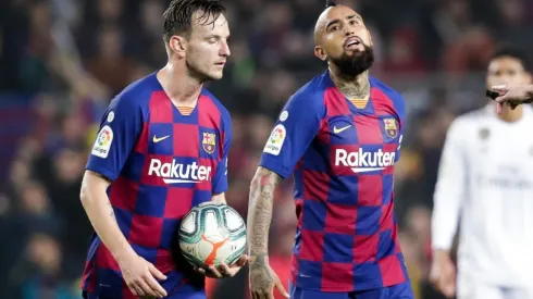 Vidal y Rakitic se disputan la última camiseta en litigio en el Barcelona