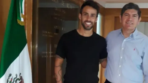 Valdivia en la Embajada de México tramitando su visa.