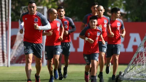 Esteban Paredes entrena con uno de sus hijos en la última práctica de Colo Colo