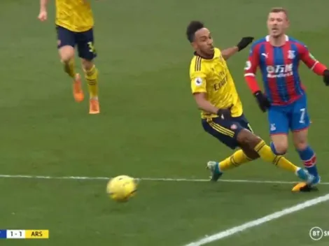 ¡Balón! Escalofriante patadón de Aubameyang en la Premier League