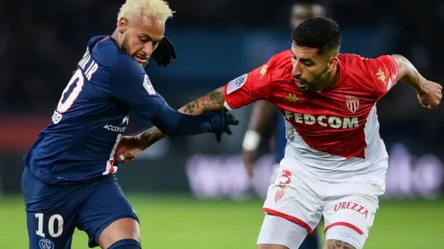 Maripán disputa un balón con Neymar.