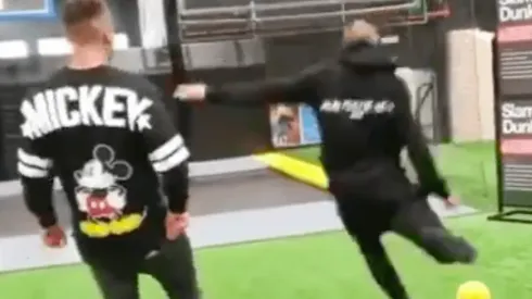 ¿Guiño al nuevo DT? Arturo Vidal se luce con tiro a una canasta de basquetbol