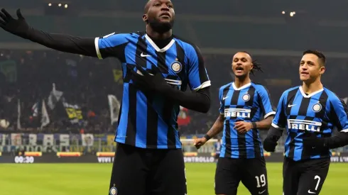 Lukaku y Alexis festejan.