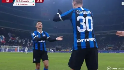 Alexis deja la cancha bajo una ovación.