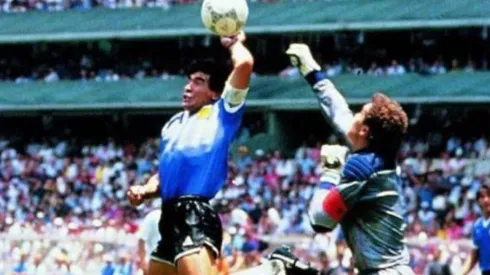 Maradona anota el primer gol del partido con la mano.