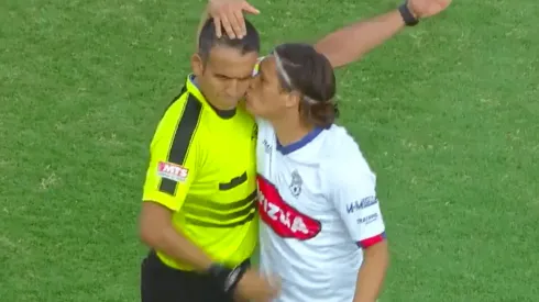 El coqueto beso de José Luis Cabión al árbitro del duelo entre Deportes Melipilla y Deportes Copiapó