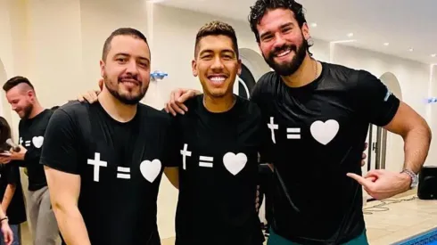 Firmino bautizado por Alisson.