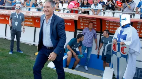 Holan se acomoda a la UC